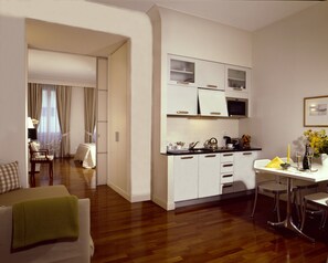 Kühlschrank, Mikrowelle, Herdplatte, Wasserkocher mit Kaffee-/Teezubehör