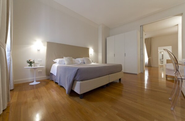 1 slaapkamer, een kluis op de kamer, een strijkplank/strijkijzer