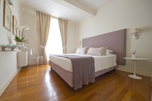 1 Schlafzimmer, Schreibtisch, Bügeleisen/Bügelbrett, Reisekinderbett