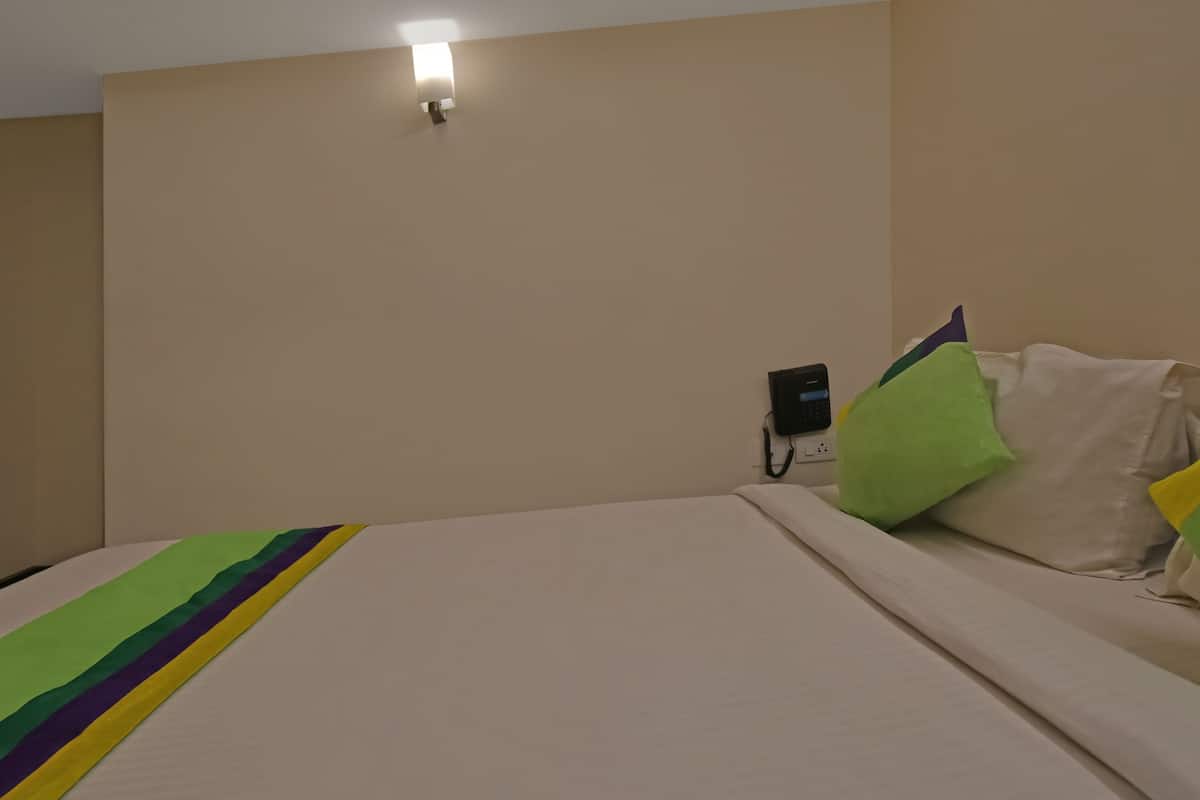 Escritorio, tabla de planchar con plancha, wifi gratis y ropa de cama