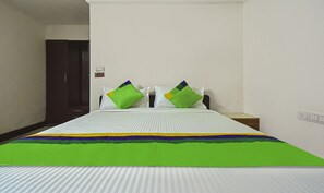Deluxe Room | Desk, iron/ironing board, free WiFi, bed sheets - Treebo Samhaar Residency Thoraipakkam (Chennai)
