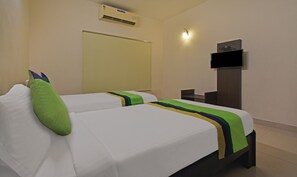Desk, iron/ironing board, free WiFi, bed sheets - Treebo Samhaar Residency Thoraipakkam (Chennai)