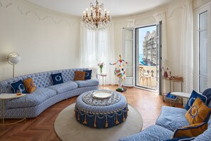 Smart TV, books - SunlightProperties LA ROTONDE - Luxury 4 BDR with sea view near Negresco (Nice)