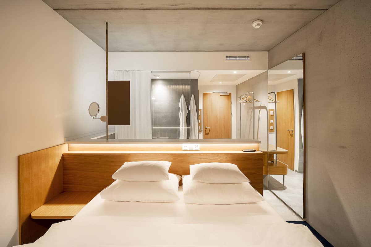 1 bedroom, hypo-allergenic bedding, blackout curtains, soundproofing