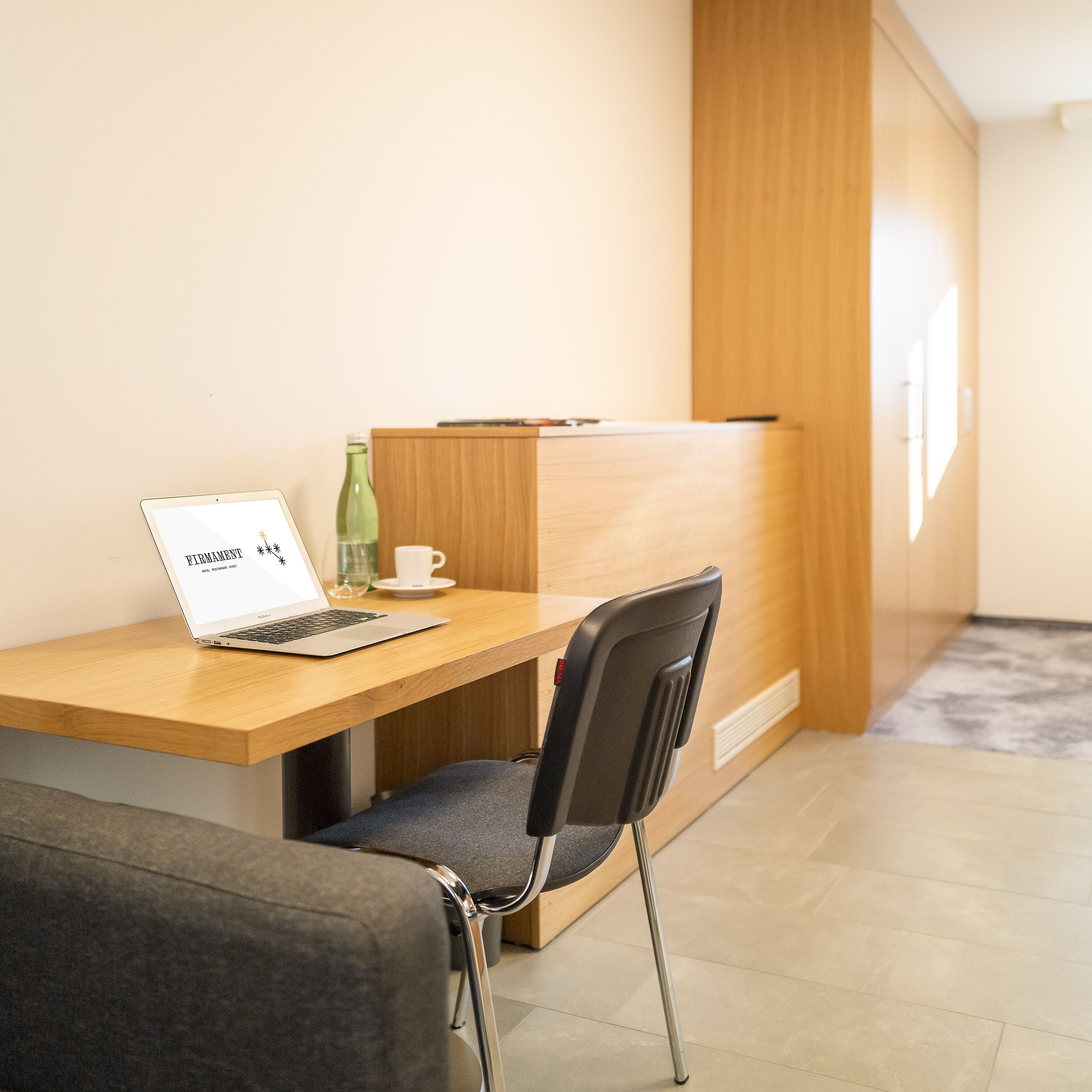 economy studio, 1 queen bed | living area | flat-screen tv