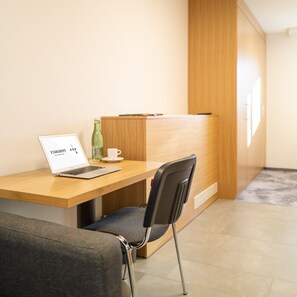 Estudio económico, 1 cama de matrimonio | Zona de estar | Una televisión de pantalla plana