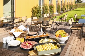 Bữa sáng buffet hàng ngày (18 EUR/mỗi người)