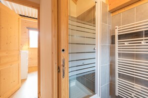 Badewanne, Haartrockner, Handtücher, Seife