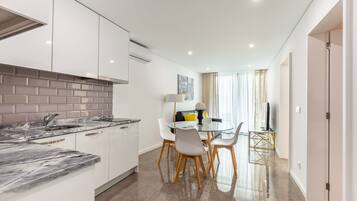 Apartemen Deluks | Area keluarga | Smart TV 140-cm dengan saluran TV digital dan TV