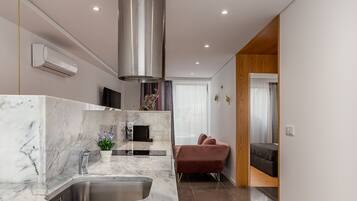 Apartemen Panorama | Dapur pribadi | Lemari es, microwave, kompor, dan ketel listrik