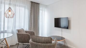 Apartemen Tradisional | Area keluarga | Smart TV 140-cm dengan saluran TV digital dan TV