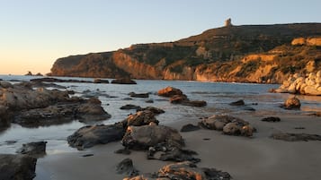 Playa en los alrededores, camastros y toallas de playa