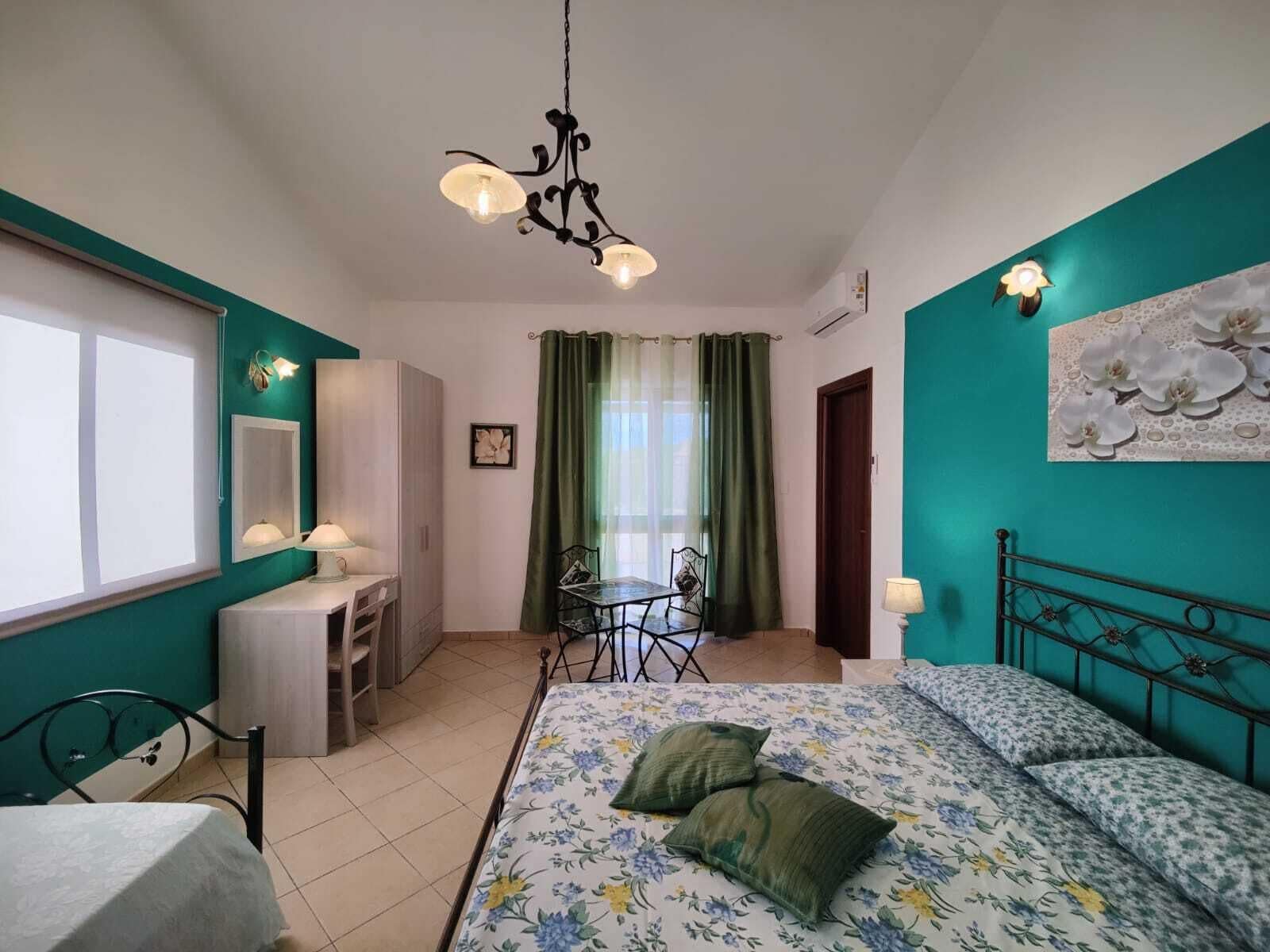 2 makuuhuonetta, työpöytä, silitysrauta/-lauta, ilmainen Wi-Fi