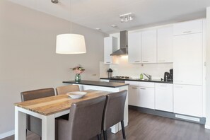 Fridge, microwave, oven, stovetop - Spacious and luxurious ground flloor apartment - Kaag Resort (6) (Warmond)