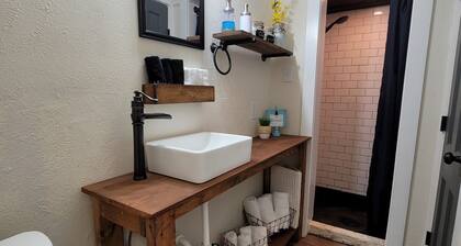 Beautiful Modern Farmhouse Studio Cottage!
