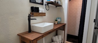 Beautiful Modern Farmhouse Studio Cottage!