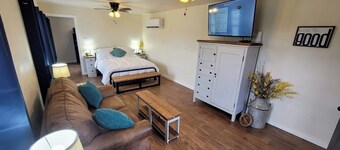 Beautiful Modern Farmhouse Studio Cottage! 