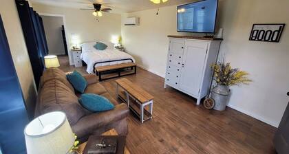 Beautiful Modern Farmhouse Studio Cottage!