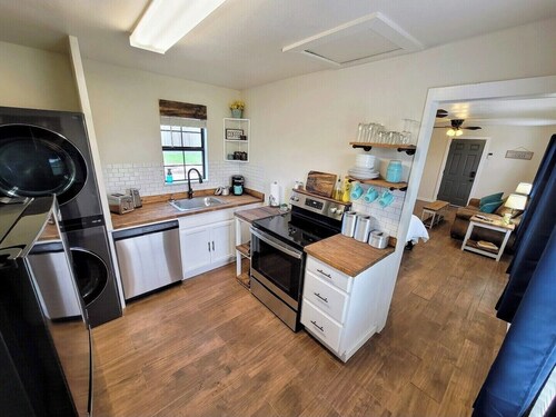 Beautiful Modern Farmhouse Studio Cottage! 