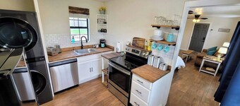 Beautiful Modern Farmhouse Studio Cottage! 