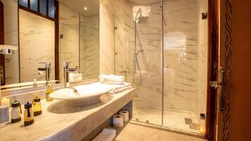 Douche, articles de toilette gratuits, sĂšche-cheveux, chaussons