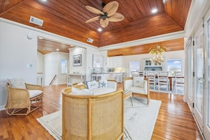 TV - CHILL INN ON SGI IS A RARE ISLAND BEAUTY. (St. George Island)