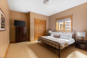 5 chambres, bureau, fer et planche à repasser, lit de bébé portatif