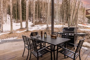 Outdoor dining - Highline by AvantStay | Breathtaking Mountain Home w/ Hot Tub & Views (Vail)