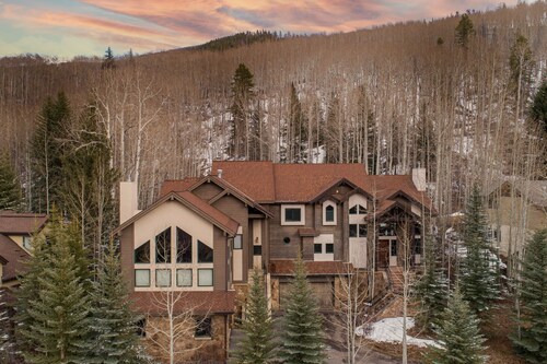 Highline by AvantStay | Breathtaking Mountain Home w/ Hot Tub & Views