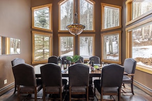 Dining - Highline by AvantStay | Breathtaking Mountain Home w/ Hot Tub & Views (Vail)