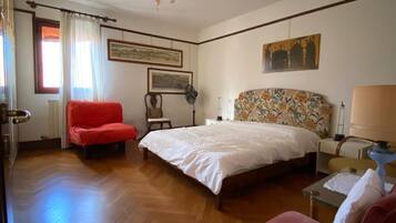 2 soverom, skrivebord, strykejern/-brett og wi-fi (inkludert)