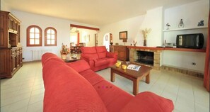 TV, DVD player - Marions Holiday Home with Private Pool in a Great Central Location, A/C, Wi-Fi (Cala D'or)