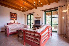TV, fireplace, DVD player, foosball - Spacious villa with 10x5m pool, aircon.  Rural retreat,  stunning views. (Motovun)