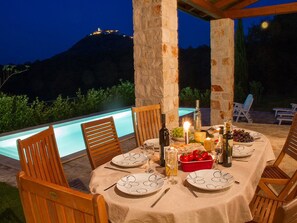 Outdoor dining - Spacious villa with 10x5m pool, aircon.  Rural retreat,  stunning views. (Motovun)