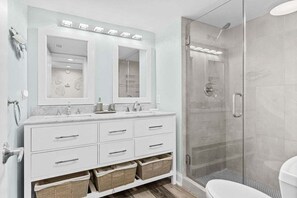 Combined shower/bathtub, hair dryer, towels - Sunny Spinnaker Close to Beach and Club! Amenity access included! (Seabrook Island)