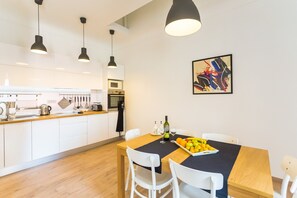 Appartement (Two Bedroom Apartment) | Salle à manger