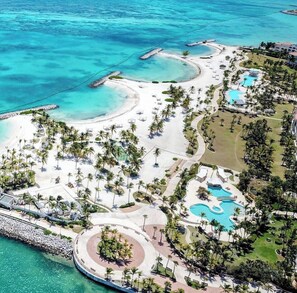 Alberca al aire libre y alberca climatizada