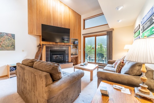 Spacious Mountain Retreat with Private Balcony Offering Slope and River Views