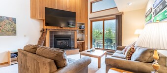 Spacious Mountain Retreat with Private Balcony Offering Slope and River Views