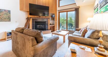 Spacious Mountain Retreat with Private Balcony Offering Slope and River Views