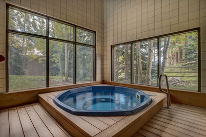 Spacious Mountain Retreat with Private Balcony Offering Slope and River Views