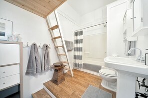Bathtub, towels