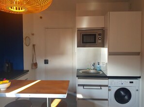 Refrigerador, microondas, lavavajillas y cafetera y tetera 