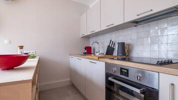 Réfrigérateur, four, lave-vaisselle, cafetière/bouilloire