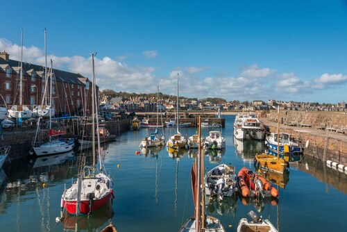 Bright 2 bed apartment North Berwick High Street