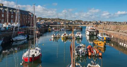 Bright 2 bed apartment North Berwick High Street