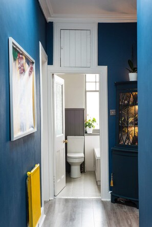 Tina, secadora de cabello, toallas 