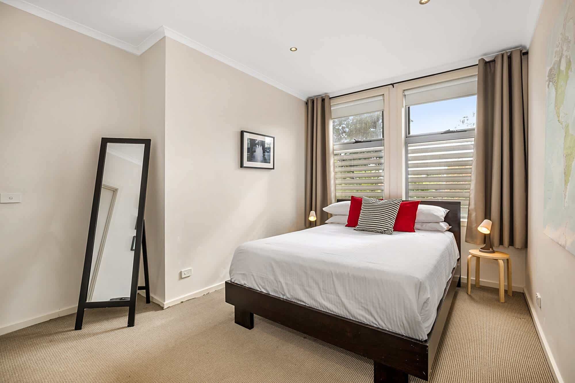 2 bedrooms, desk, iron/ironing board, WiFi