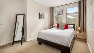 2 bedrooms, desk, iron/ironing board, WiFi