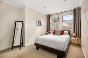 2 bedrooms, desk, iron/ironing board, WiFi - Bright 2-Bed Apartment with BBQ Patio (Northcote)